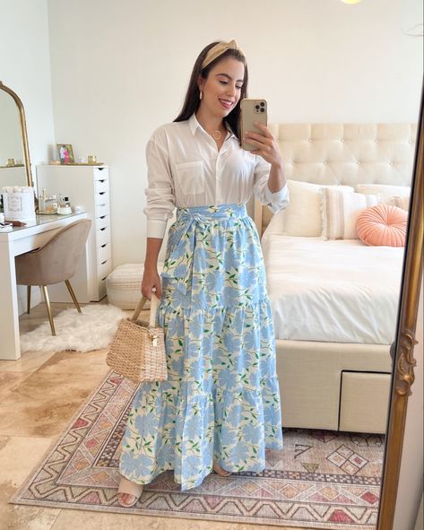 Floral maxi skirt with white shirt and beige mules Floral Skirts, Maxi Skirt Outfits, Haute Couture, Casual, Outfits, Skirt Outfits, Floral Skirt Outfits, Maxi Skirt Outfit Summer, Printed Skirt Outfit