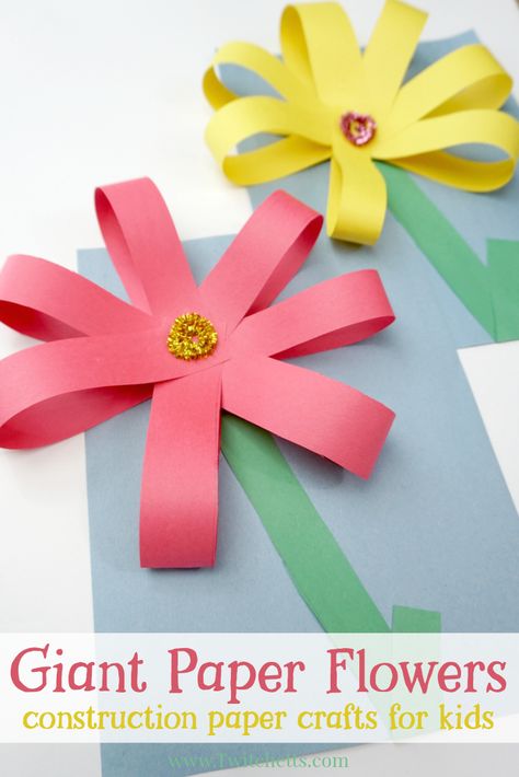 Create giant paper flowers with simple supplies and fine motor skills. Your kids will be proud of this fun construction paper craft! Origami, Diy, Paper Crafts, Papier, Diy Paper, Easy Paper Flowers, Paper Flower Crafts, Paper Flowers Craft, Paper Crafts Diy