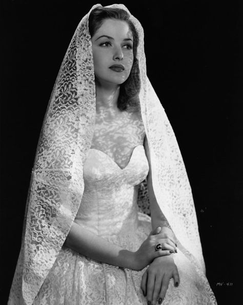 36 Stunning Vintage Wedding Dresses From Yesteryear  1946 Bride, Lady, Wedding Dress, Beautiful Bride, Bridal, Vintage Bridal, Mariage, Robe, Vintage Bride