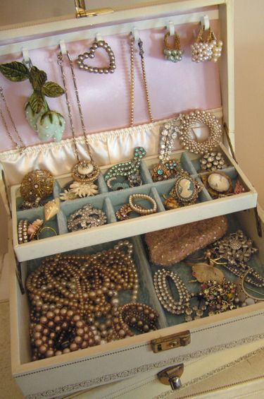 Grandmas jewelry box always had beautiful treasures Vintage, Bijoux, Decoration, Ideas, Brocante, Primp, Bijou, Artesanato, Manualidades