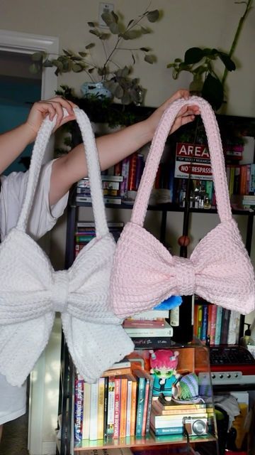 Biyabimi on Instagram: "Video tutorial for the crochet bow bag is posted 🎀 #crochetbowbag #crochetbagtutorial #crochetbagpattern" Crochet, Yarn Bag, Crochet Bag Tutorials, Diy Crochet Bag, Crochet Accessories, Crotchet Bags, Crochet Videos Tutorials, Crochet Handbags, Crochet Bag
