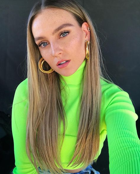 Perrie Edwards ✌️🌻 on Instagram: “A woman like me wears green to be seen! 🐸  The feedback on the single has been amazing! I love you all to the 🌙 and back!” Hair Styles, Haar, Blond, Capelli, Blonde, Beleza, Women, Peinados, Chignon