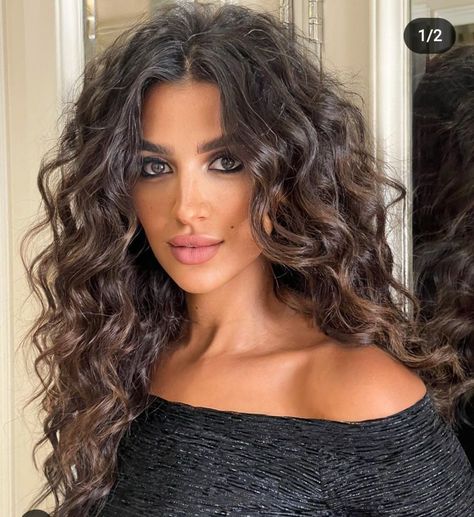 Beautiful Egyptian woman
make-up look 
Beautiful woman
Beauty Hair Beauty, Balayage, Egyptian Hair, Egyptian Beauty, Egyptian Women, Dark Curly Hair, Haar, Hairdo, Hair Inspiration