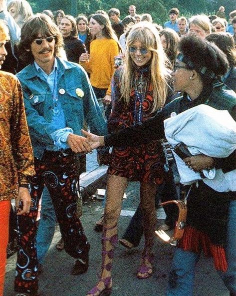 George Harrison and Pattie Boyd visiting Haight-Ashbury in San Francisco, August 7, 1967 ✨ • • #georgeharrison #pattieboyd #summeroflove… Fashion, Style, Styl, Fit, Fotos, Anos 60, Muziek, Pattie Boyd, Moda