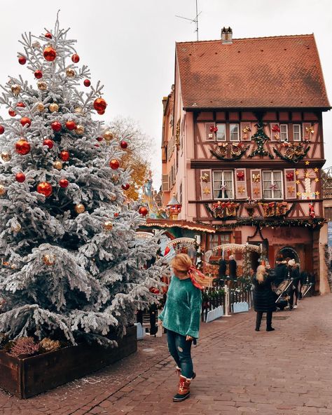 The Best Christmas Instagram Captions - Helene in Between Natal, Marvel, Christmas Destinations, Christmas In Europe, Best Christmas Markets, Christmas Market, German Christmas Markets, Christmas Tree Outside, Christmas Instagram Pictures