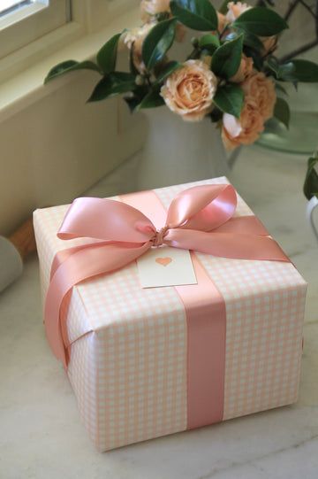 Gift Wrapping, Gifts, Gift Wrapping Inspiration, Gift Inspo, Aesthetic Gift Wrapping Ideas, Creative Gifts, Valentine’s Day Wrapping Ideas, Gifts For Friends, Pink Presents