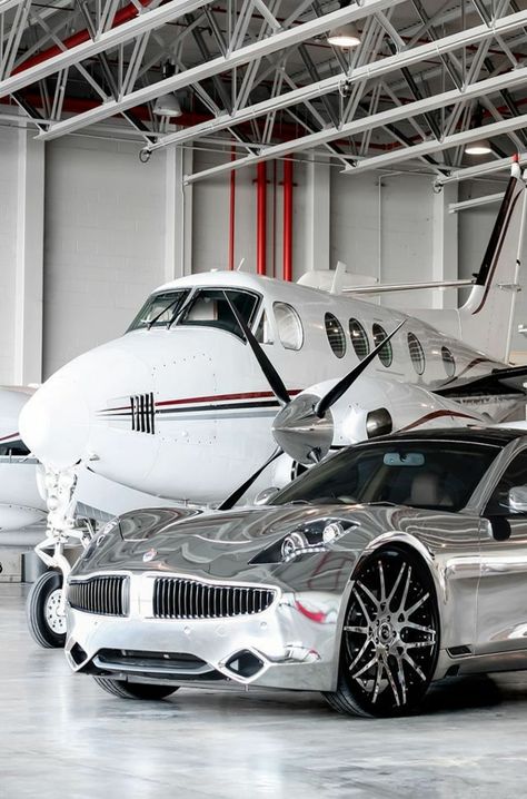 avion privé avec une voiture de luxe grise Luxury Cars, Sport Cars, Carros, Autos, Luxury Jets, Auto, Cars And Motorcycles, Street Racing Cars, Aircraft Interiors