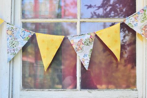 fabric pennant banner - great, easy tutorial! Looks like a simple, quick project. Diy Fabric Pennant Banner, Flag Banner Diy, Garland Diy Fabric, Diy Flag Banner, Diy Fabric Banner, Fabric Banner Diy, Diy Fabric Garland, Diy Pennant Banner, Fabric Pennant Banner