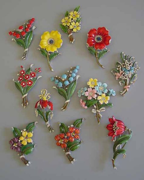 Trifari enameled floral clips Floral, Vintage, Bijoux, Horn, Flower Pins, Vintage Jewelry, Floral Pins, Enamel Flower, Antique Jewelry