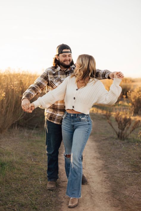 Country Couple Photos, Country Couple Pictures, Fall Pictures For Couples Outfits, Family Photo Shoot Ideas, Country Couple Poses, Family Photoshoot Ideas, Country Family Photos, Cute Fall Photoshoot Ideas Couples, Fall Couple Photoshoot Outfit Ideas