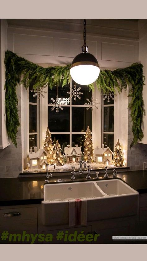 Decoration, Home Décor, Christmas Kitchen Decor, Christmas Dining Room Table Decor, Cozy Kitchen, Cozy Christmas, Christmas Kitchen, Kitchen Window Decor, Kitchen Window Ideas Decor