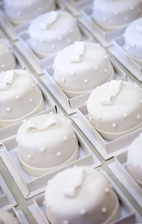 White Petit Fours Cake, Beautiful Cakes, Cakes, Pretty Cakes, Hochzeit, Cake Design, Yemek, Small Cake, Eten