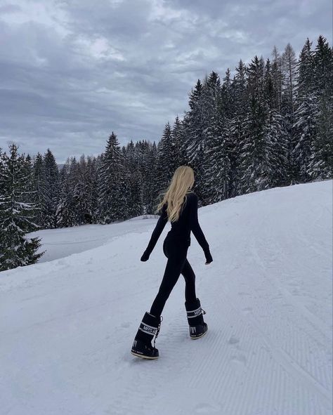A girl with blond hair In the snow with an all black outfit and moon boots Poses, Fotos, Fotografie, Fotografia, Winter Girls, Ski Girl, Snow Outfit, Inspo, Snow Fits