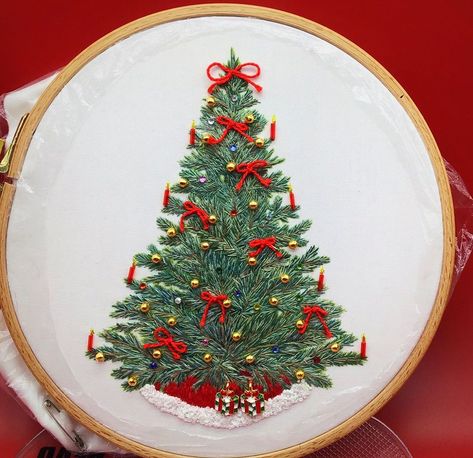 Embroidery Stitches, Hand Embroidery Patterns, Embroidery And Stitching, Sewing Embroidery Designs, Embroidery Stitches Beginner, Embroidery Craft, Embroidery Christmas, Embroidery Inspiration, Ribbon Embroidery