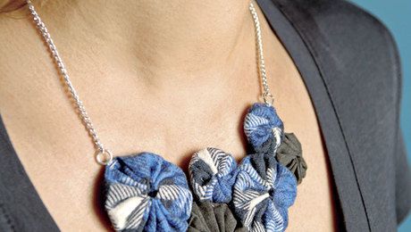 How to Make a Yo-Yo Necklace - Threads Sewing, Patchwork, Diy, Crafts, Diy Necklace, Fabric Flowers, Fabric Scraps, Fabric Accessories, Fabric Necklace Diy
