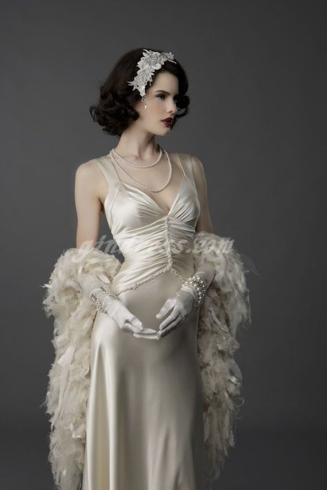 . Vogue, Wedding Gowns, Gowns, Wedding Dress, Old Hollywood Glamour, Great Gatsby Fashion, Vintage Dresses, Fancy Dresses, Wedding Dresses Vintage