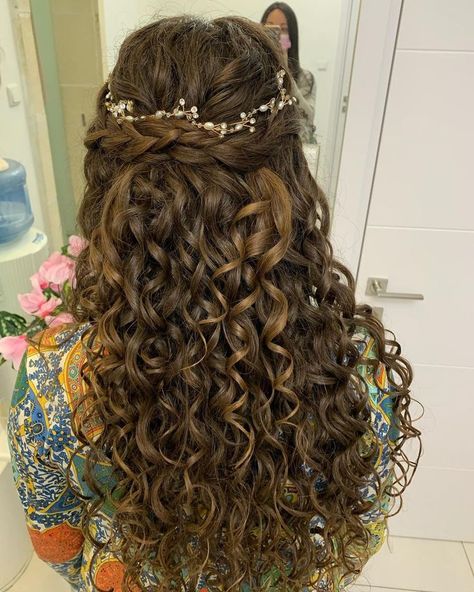 Capelli, Coiffure Facile, Peinados, Ball Hairstyles, Curly Prom Hairstyles, Updos For Curly Hair, Curled Hairstyles, Curly Bridal Hair, Penteados Cabelo Cacheado