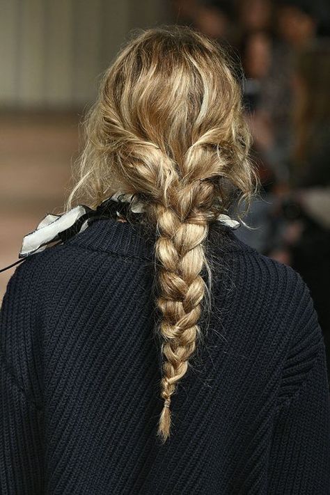 messy hair + braid | Julie de la Playa Inspiration, Grunge Hair, Style, Inspo, Diva, Styl, Capelli, Blond, Peinados