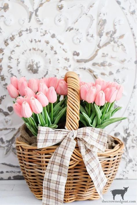 5 Easy Ways to Style a Spring Basket - The Crowned Goat Home Décor, Diy, Vintage, Spring Wreaths, Decoration, Spring Home Decor, Spring Basket, Spring Home, Spring Decor