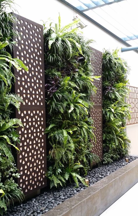 From white picket fence designs to out-of-this-world varieties, fence styles come in all different shapes and sizes. They are another extension of you and your personality and are without question a great medium for expressing yourself to the world. Vertical Garden Wall, Vertical Garden Design, Vertical Garden, Vertical Garden Diy, Fence Design, Garden Wall Designs, Garden Screening, Outdoor Walls, Garden Wall