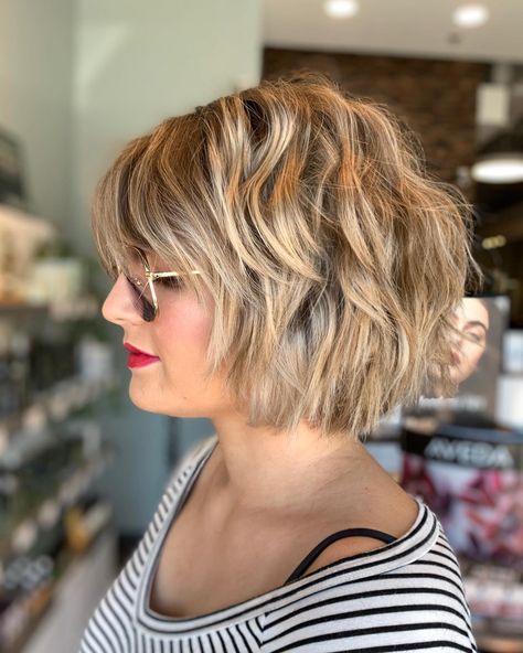 This textured chin length cut with curtain bangs is a favorite summer short hairstyle for women, especially with bright blonde highlights and beachy waves. Styled by Aveda Artist @chelsearichmond. Click to find an Aveda salon near you and get the look today. #shorthaircuts #hairstyleswithbangs #fringebangs #lowmaintenancehair #easyhairstylesforwomen #beachwaves #beachhair #blondebob Blonde Highlights, Bobs, Choppy Bob, Shaggy Bob, Shaggy Layered Bobs, Layered Bob Short, Chin Length Cuts, Shaggy Bob Hairstyles, Choppy Bob With Bangs