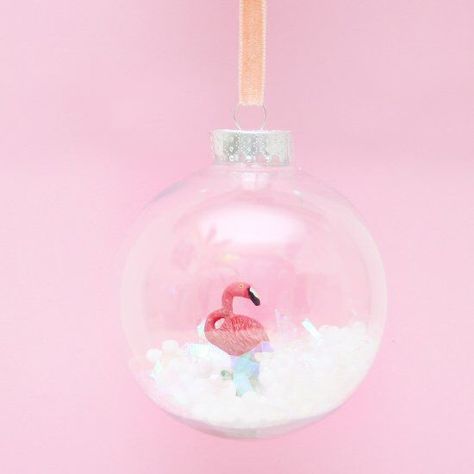See how to make an adorable mini flamingo snow globe ornament just in time for Christmas! Lady, Christmas, Kawaii, Ornaments, Celebration, Ornament, Diy, Flamingo Christmas, Flamingo Ornament
