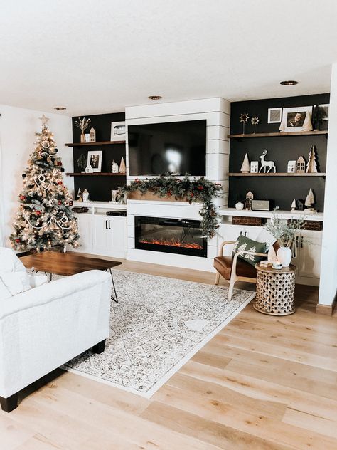 Home Décor, Home, Modern Farmhouse, Living Room Designs, Cozy Eclectic Living Room, Black Couch Living Room Decor, White Couch Living Room, Living Room Built Ins, Living Room Designs Farmhouse