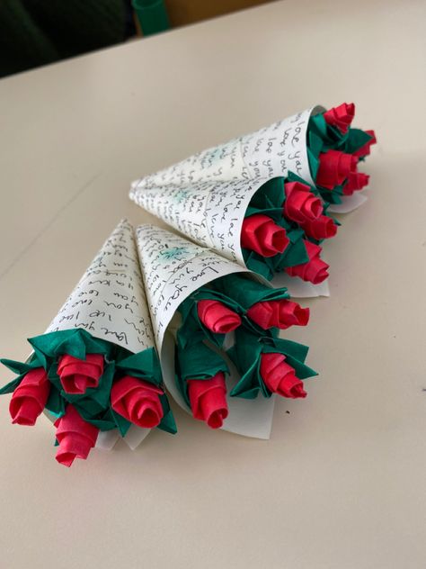 Paper Flowers, Origami, Diy, Paper Bouquet, Paper Flowers Roses, Paper Flower Boquet, Paper Bouquet Diy, Paper Roses Diy, Paper Flower Bouquet