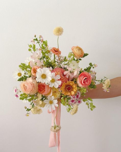 Yummy 🍑🍊🍑🍊 Flower sourced from @gatherflora.sf @hammockandspade @torchionursery @mayeshsanfrancisco #bridalbouquet #summerbouquet… | Instagram Wedding, Hochzeit, Bodas, Bridal, Mariage, Hoa, Boda, Bouquet, Bridal Flowers
