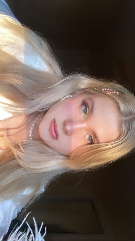 Pretty girl sunset golden hour aesthetic coquette old money style makeup natural glow Gaya Rambut, Cute Hair, Girls Makeup, Pale Girl, Pale Girls, Cute Makeup, Maquiagem, Pale Girl Makeup, Blonde Makeup