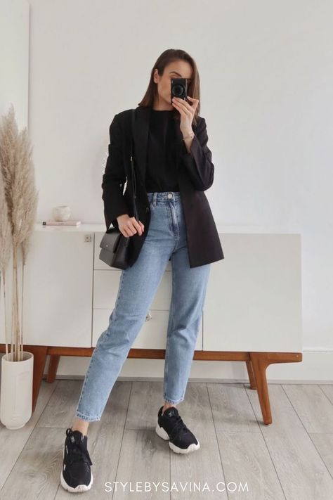 OMG how great are these minimalist outfits with blue jeans?! I love denim so much, I'm definitely trying these. Capsule Wardrobe, Outfits, Jeans, Denim Jeans Outfit Casual, Jeans Outfit Casual, Jeans And Sneakers Outfit, Blue Jean Outfits, Black Jeans Outfit, Denim Outfit