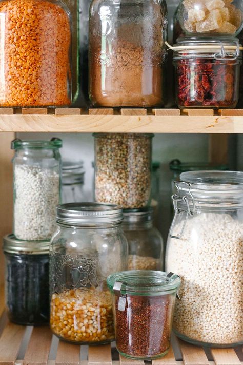 12 WAYS TO MAKE YOUR KITCHEN A HIPPIE HAVEN Larder, Country, Layout, Home, Decoration, Pantry, Hippie Kitchen, Kitchen Styling, Kitchen Decor