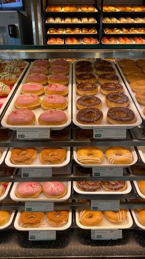 Essen, Krispy Kreme Instagram Story, Townie Aesthetic, Krispy Kreme Donuts Aesthetic, Krispy Kreme Aesthetic, Krispy Kreme Donuts Recipe, Krispy Kreme Donut Recipe, Fall Donuts, Big Snacks