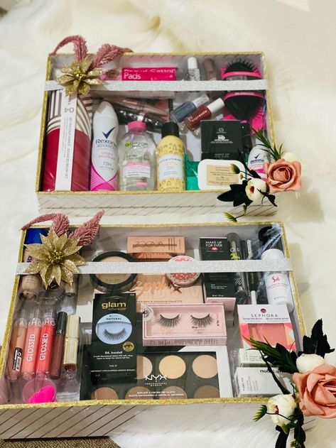 Make Up Hamper Ideas, Cosmetic Packaging For Wedding, Wedding Cosmetics Packing Ideas, Bridal Makeup Packing Ideas, How To Wrap Makeup As A Gift, Bride Packing Ideas, Shaadi Gift Packing Ideas, Bridal Gift Ideas For Bride, Groom Hamper Ideas