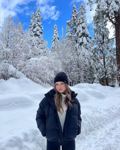 Winter, Winter Outfits, Outfits, Winter Photos, Winter Pictures, Winter Girls, Winter Travel Outfit, Winter Snow Outfits, Snow Trip Outfit