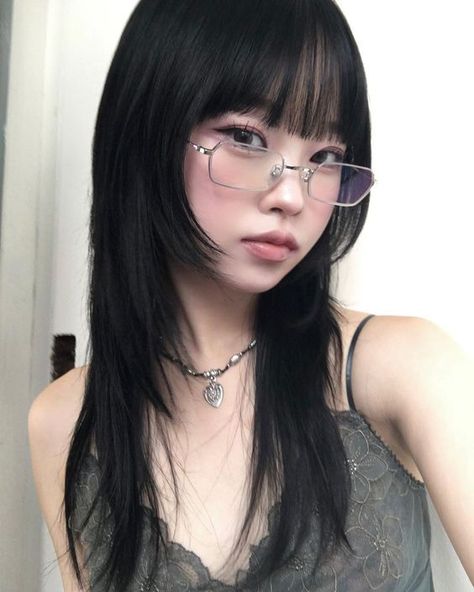 Let’s talk hime cuts, because, let’s be real, who isn’t obsessed with this hair trend right now? It’s like a modern-day fairytale: think Rapunzel with a side hustle or Wednesday Addams with a killer Instagram aesthetic. Personally, I was hooked the first time I saw it. It’s like a chic anime princess vibe meets your fave K-pop idols, and I’m here for it. Speaking of K-pop, remember Bae Suzy’s iconic hime cut in “Doona!”? She rocked the long, straight locks with blunt bangs, and suddenly, everyone was googling “Hime cut, near me.”