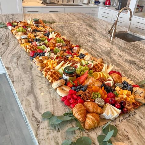 Party Finger Foods Table, Charcuterie Board Tablescape, Fancy Grazing Table, Pasta Grazing Table, Brunch Setting Table, Brunch Ideas Charcuterie, Charcuterie Brunch Table, Long Table Charcuterie Board, Brunch Grazing Board Ideas