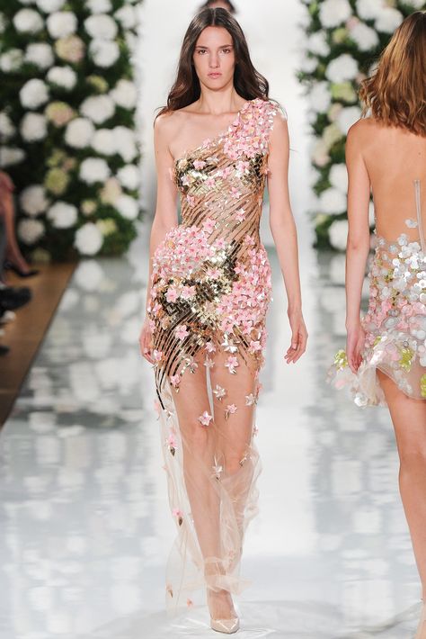 The complete Valentin Yudashkin Spring 2015 Ready-to-Wear fashion show now on Vogue Runway. Dresses, Haute Couture, The Dress, Gowns, Evening Gowns, Christian Dior, Casual, Evening Dresses, Vogue