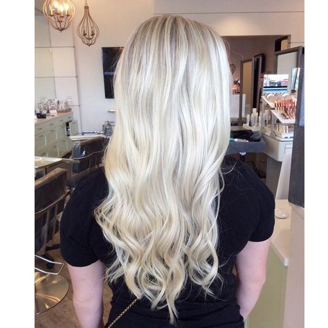 To achieve this pearl blonde color: ask for heavy highlights, and a toner with natural ash base. Jennifer Lawrence, Highlights, Balayage, Blonde Highlights, Ash Blonde Highlights, Ash Blonde, Perfect Blonde Hair, Blonde Hair Shades, Blonde Color
