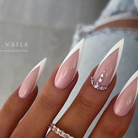 Jet Set Beauty GmbH on Instagram: "Easy Build Nature , French white and crystal shine 💖 @minea.nails @jet_set_beauty_nails #jetsetbeautyproducts #nailsnailsnails #nailaddict #nailpolish #nailtech #frenchnails #frenchnails💅 #nailartist #nailfashion #nailinstagram" Pink Stiletto Nails, Nails Inspiration, French Nail Designs, Stiletto Nails Designs, Pink Nail Designs, Pink Glitter Nails, Best Acrylic Nails, White Stiletto Nails, Cute Acrylic Nails