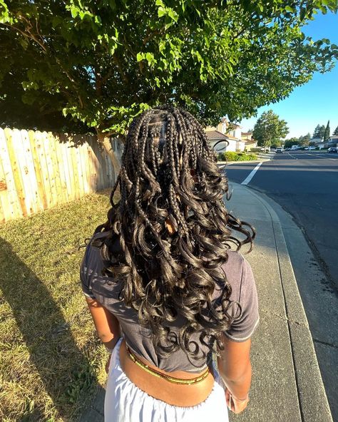 Explore stunning knotless braids with curls hairstyles – 13 unique looks for your next glamorous transformation! Click the article link for more photos and inspiration like this // #boxbraids #fauxlocs #goddessbraids #knotlessbraids #knotlessbraidscurlyhair #knotlessbraidswithcurls #locs #longknotlessbraids Plaits, Plait Styles, Inspiration, Box Braids, Knotless, Braids With Curls, Box Braids Styling, Braid Styles, Different Braids