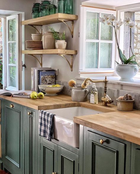 Country Kitchen Designs, Cuisine Vintage, Inredning, Interieur, Old Fashioned Kitchen, Small Cottage Kitchen, Green Country Kitchen, Home Kitchens, Kitchen Design