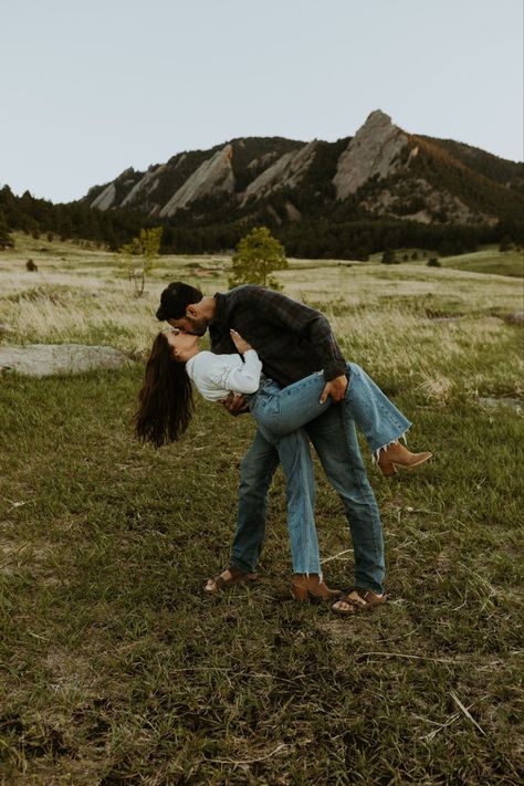 Engament Photos, Engagement Shoots Poses, Engagement Announcement Photos, Creative Engagement Photo, Engagement Picture Outfits, Engagement Photography Poses, Cute Engagement Photos, Couple Engagement Pictures, Spring Engagement Photos