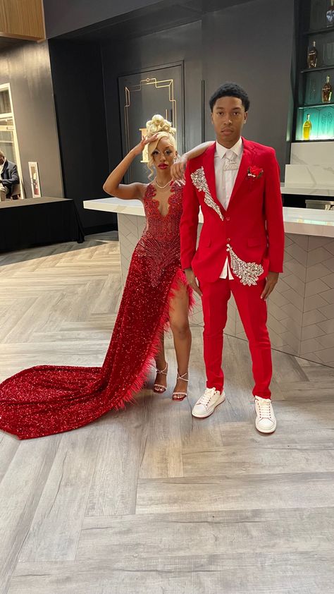 Prom Couples Outfits Red, Prom Couples Black People, Prom Outfits For Couples Red, Prom Couples Outfits, Prom Outfits For Couples, Couples Prom Outfits, Prom Black Couples, Prom Couple Outfits, Prom Couples Red