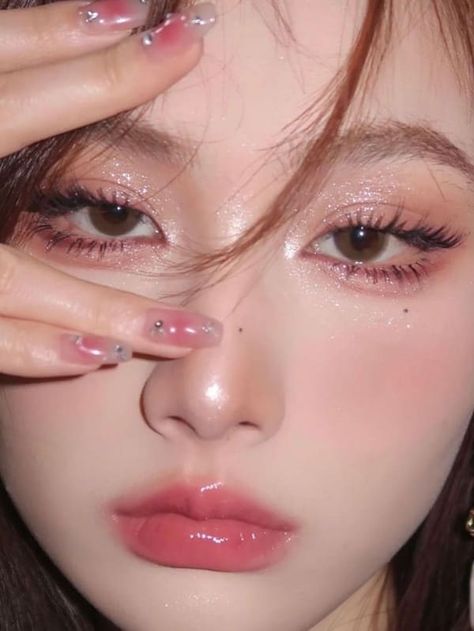 Soft glam makeup look with sparkles and glossy lips Eyeliner, Eye Make Up, Soft Glam Makeup, Soft Makeup Looks, Glam Makeup, Sparkle Eye Makeup, Pink Eye Makeup Looks, Sparkle Makeup, Korean Makeup Look Glam
