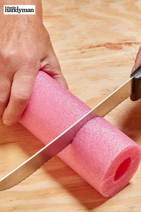 Life Hacks, Pool Noodle Crafts, Pool Noodles, Pool Toys, Diy Cleaning Products, Hacks Diy, Cleaning Household, Diy Life Hacks, Household Hacks