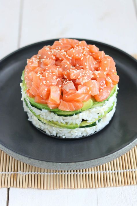 Sushi taart. Het ziet er spectaculair uit en is makkelijk om te maken. #sushi #sushipie Food Plating, Dessert, Mochi, Sushi Recipes, Sushi Recipes Homemade, Sushi Time, Homemade Sushi, Restaurant Food, Sushi