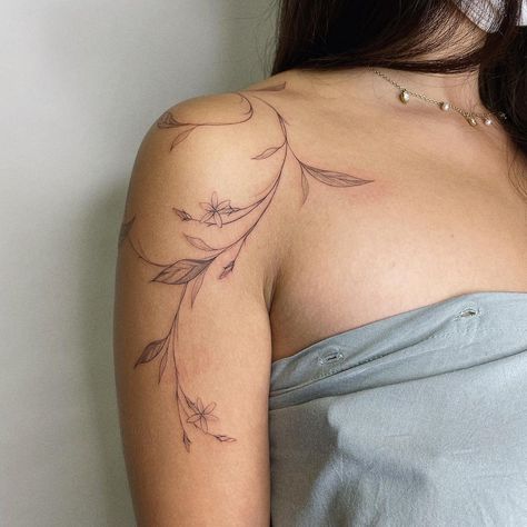 Tattoo, Hand Tattoos, Dainty Tattoos, Top Of Shoulder Tattoo, Floral Tattoo Shoulder, Floral Arm Tattoo, Shoulder Tattoo Flowers, Shoulder Piece Tattoo, Flower Back Tattoos