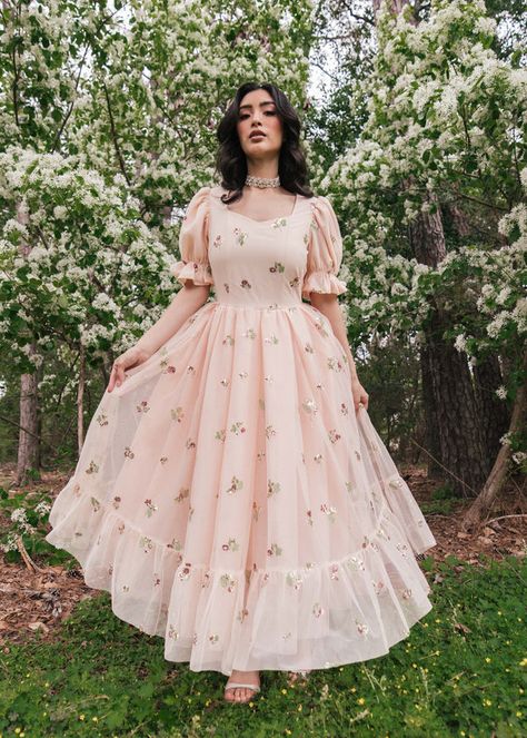 A wide variety of women's dresses with the knowledge that feeling beautiful has a major impact on feeling powerful. Floral Dresses, Outfits, Floral Dress, Floral Dress Outfits, Vintage Floral Dress, Pretty Dresses, Cute Dresses For Party, A Line Dress, Sweet Dress