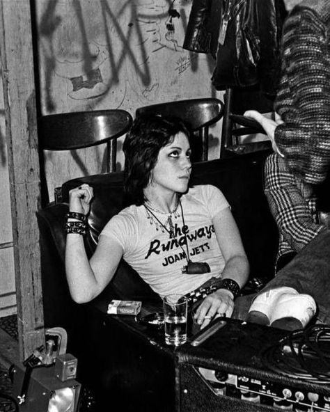 70s Rock Photography, Joan Jett & The Blackhearts, Joan Jett Lockscreen, The Runaways Poster, Joan Jett And The Blackhearts, 70s British Punk, The Replacements, Joan Jett Young, 70s Punk Aesthetic